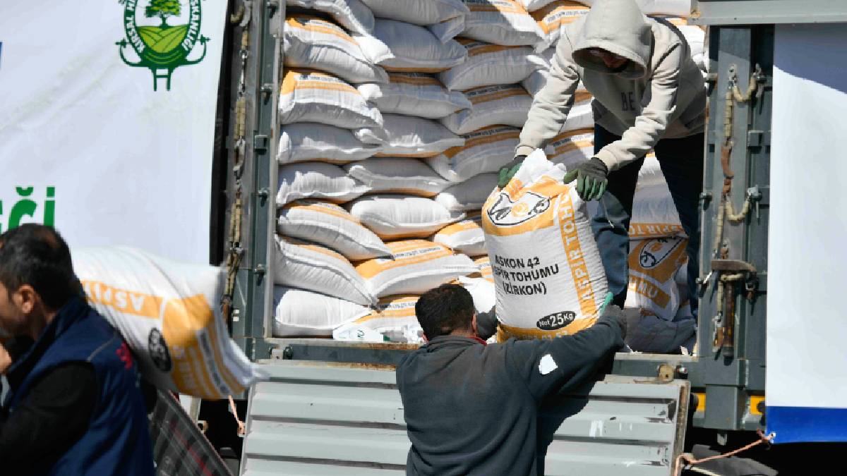 Büyükşehir’den yerli üretime ve üreticiye destek: Şereflikoçhisar’da 15 bin 450 kilogram aspir tohumu dağıtıldı