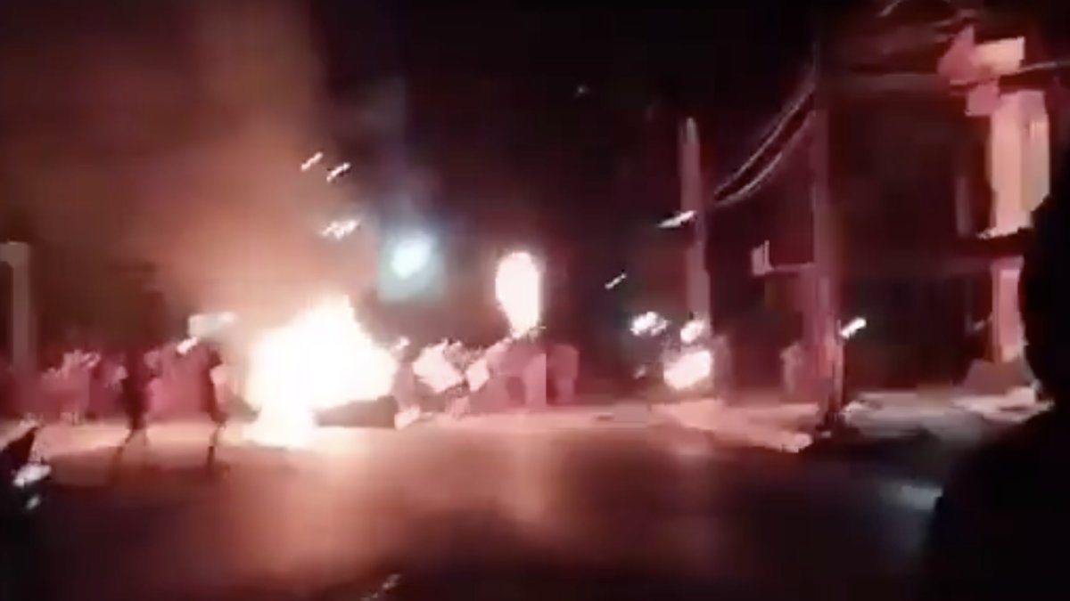 Küba’da protestolar: Komünist Parti binasını ateşe verdi