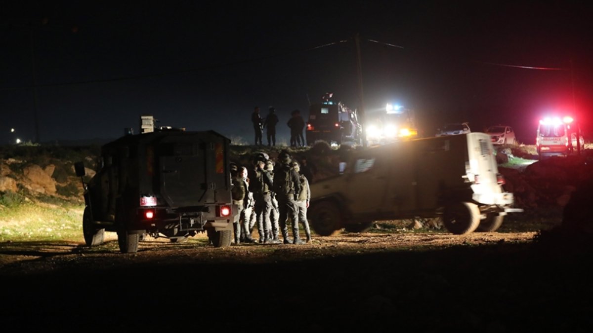 İsrail, Batı Şeria’da düzenlediği baskınlarda 26 Filistinliyi gözaltına aldı