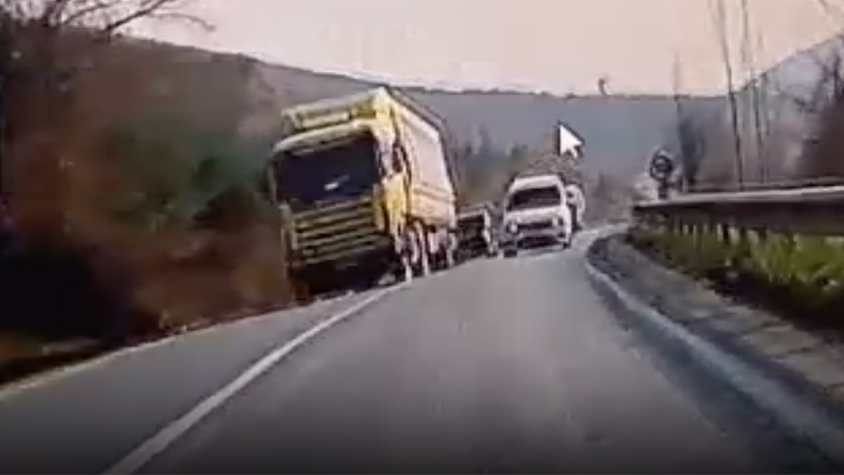 Faciadan dönüldü: Bursa’da tehlikeli sollama anı kamerada