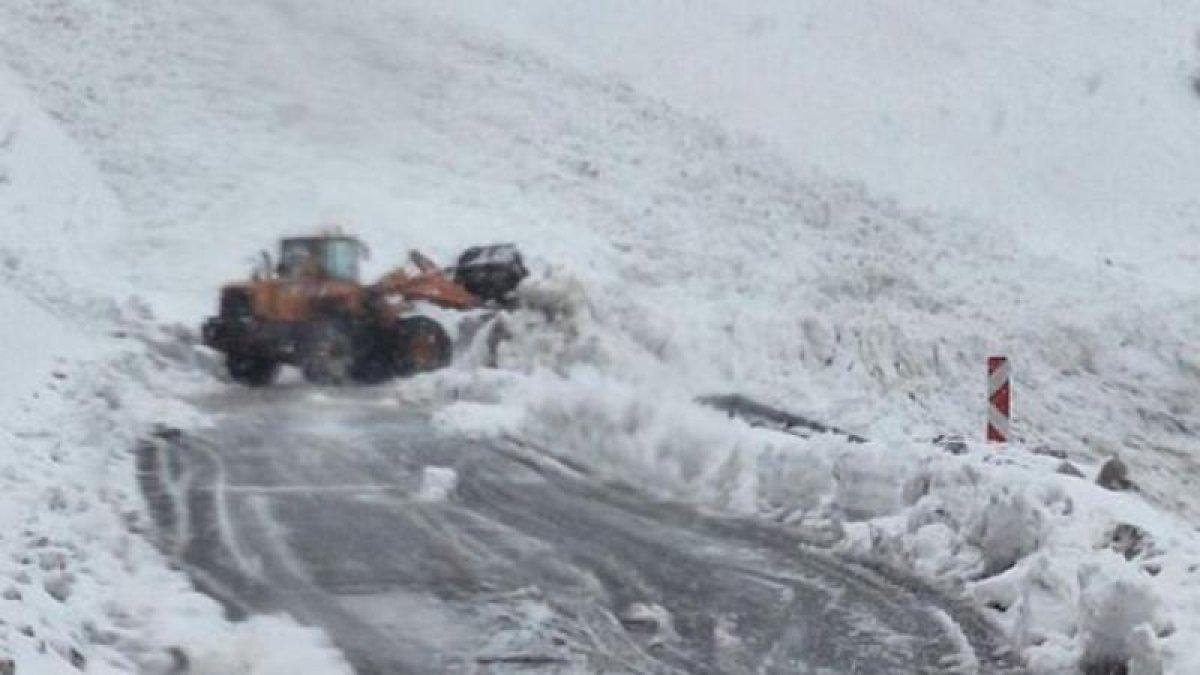 Şırnak–Hakkari yolunda çığ: 40 yolcu mahsur kaldı