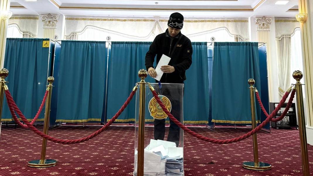Kazakistan, yeni anayasa için sandık başına gidiyor