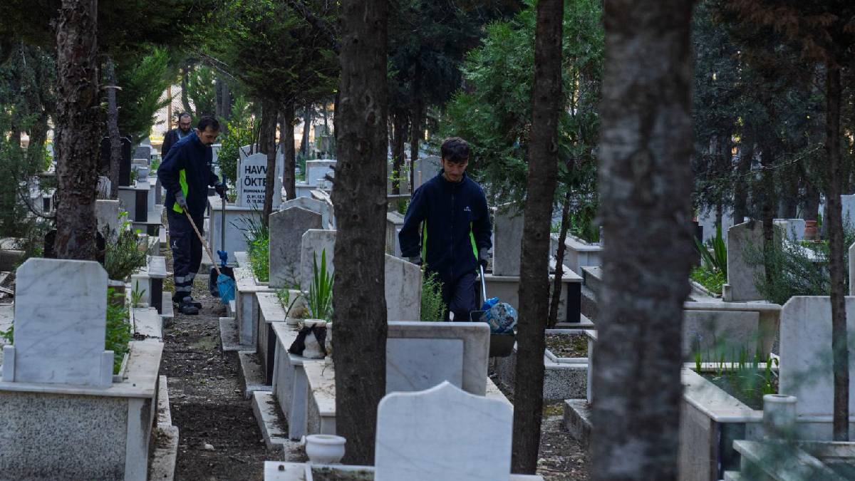 İzmir’de mezarlıklar Ramazan Bayramı’na hazırlanıyor