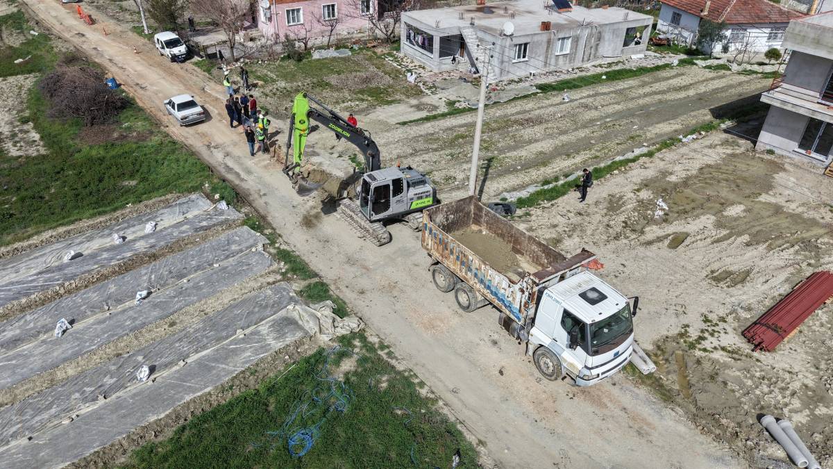 Selendi’de iki mahallenin daha altyapı sorunu tarih oluyor