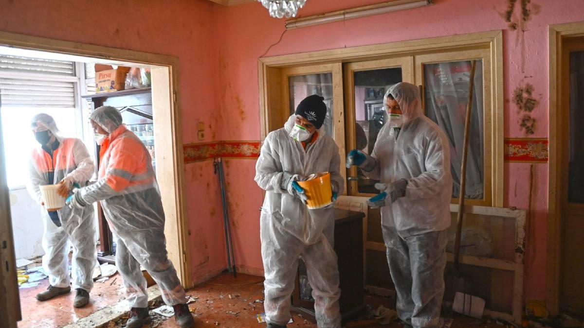 Karabağlar’ da çöp ev tamamen temizlendi