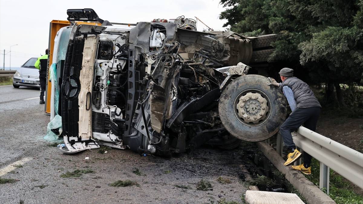 Ordu-Samsun kara yolunda devrilen hafriyat kamyonu trafiği kilitledi