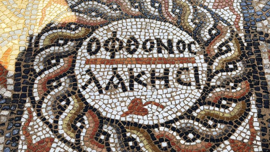 Antalya’da bin 500 yıllık sürpriz: Antik evin kapısında 'kıskanan çatlasın' yazıyor