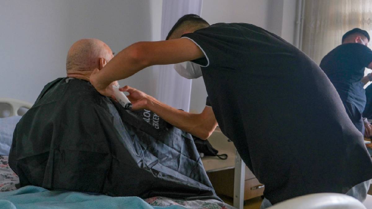 Uşak Belediyesi yaptığı sosyal yardımlar ve sağladığı desteklerle gönülleri kazanıyor