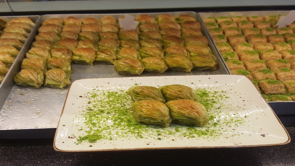 Bir devir kapanıyor: Baklavacı Faruk Güllü satılıyor