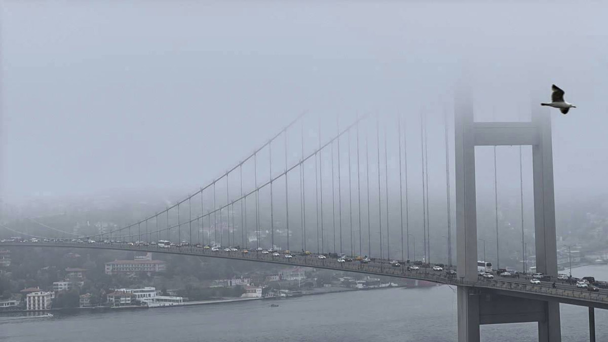 İstanbul Boğazı’nda sis alarmı: Gemi trafiği durduruldu