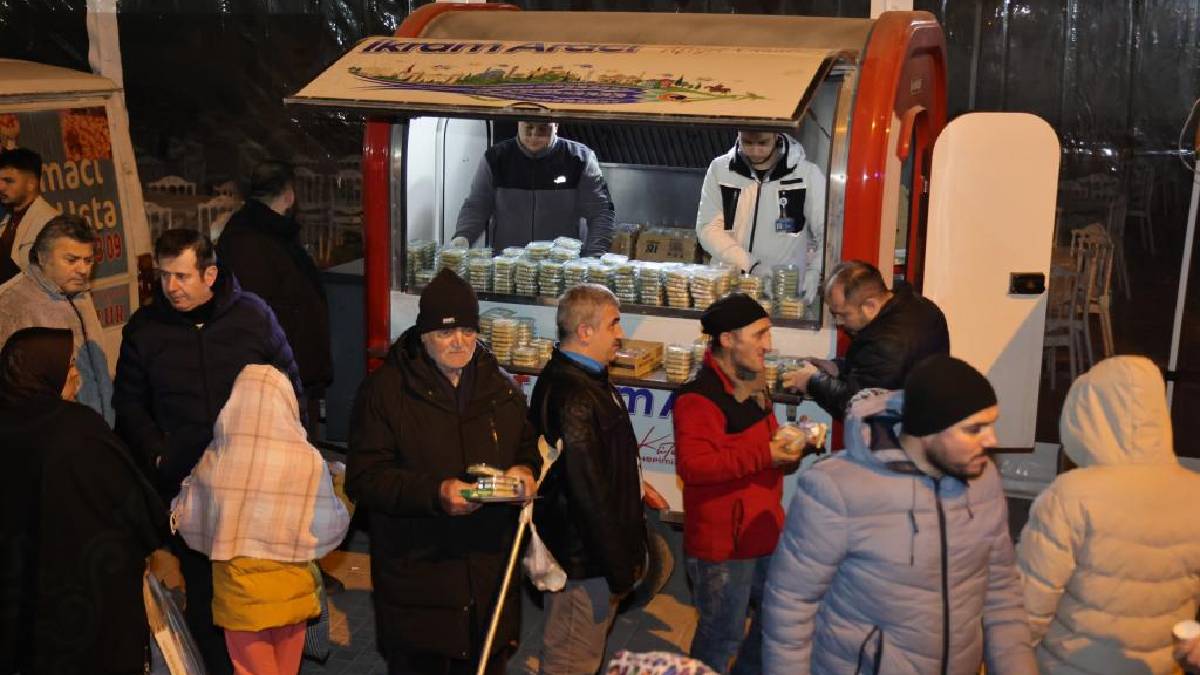 Kadir Gecesi’nde helva ikramı ile gönüller buluştu