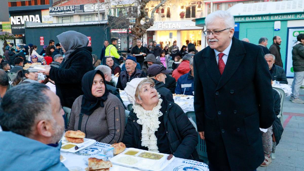 Kadir Gecesi iftarında Burhaniyeliler Cumhuriyet Meydanı’nda buluştu