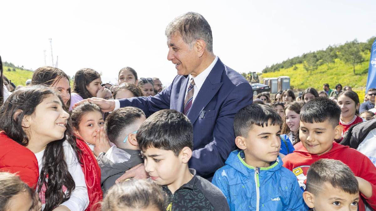 Başkan Tugay çocuklara verdiği sözü tuttu, fidanlar toprakla buluştu
