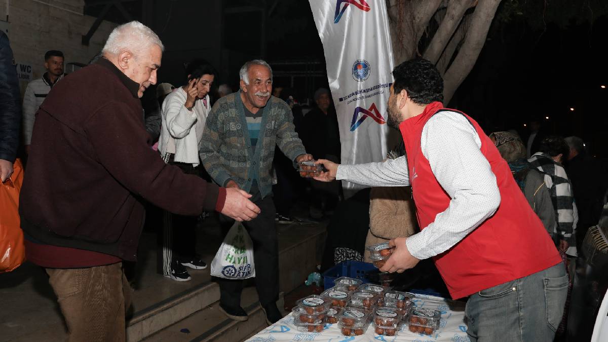 Mersin Büyükşehir’den Kadir Gecesi’nde lokma ikramı