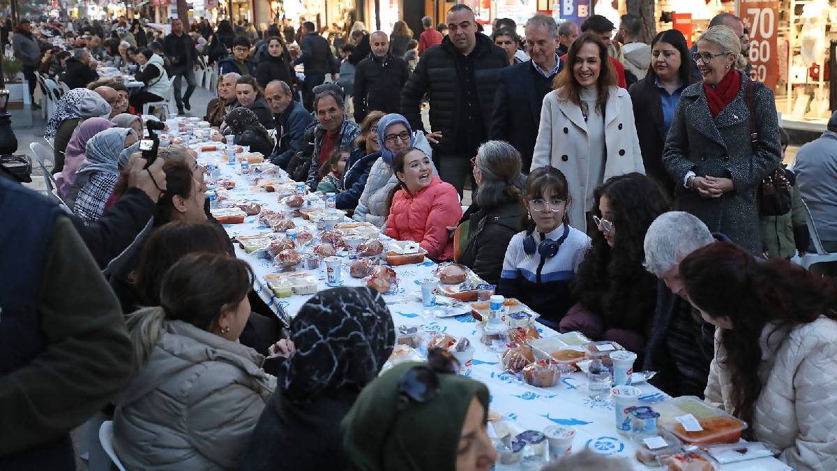 Karşıyaka Çarşı’ya dev sofra: 5 bin kişi iftarda buluştu!
