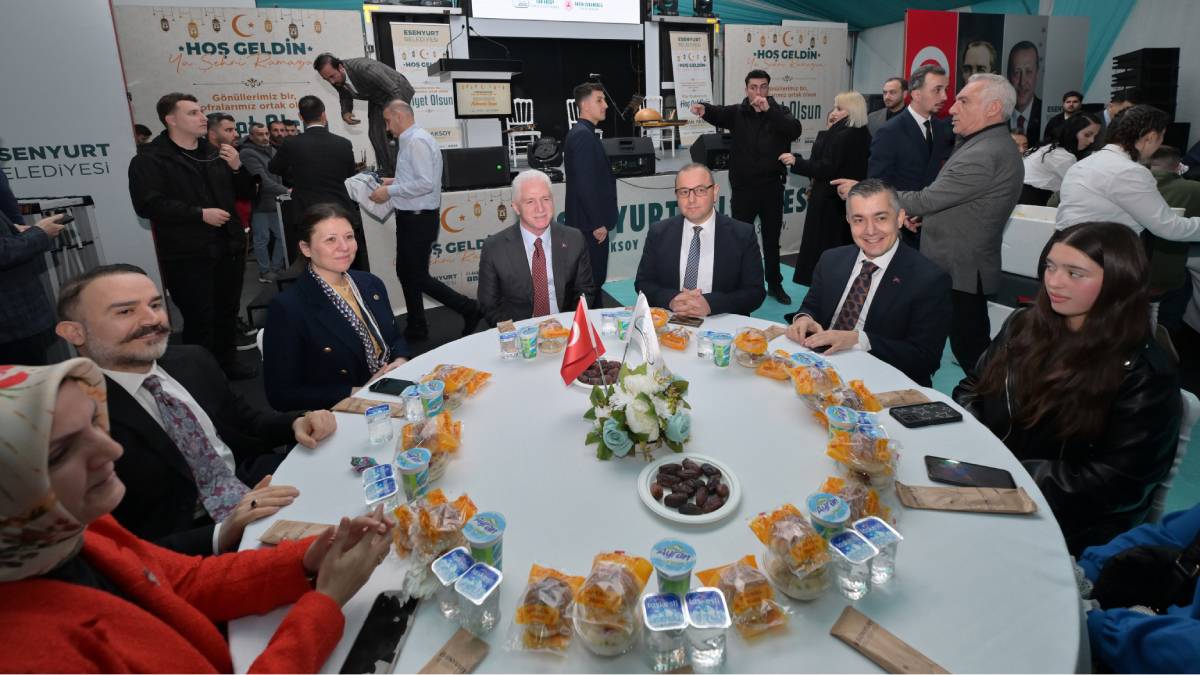 Başkan Vekili Aksoy ve Vali Gül, Kadir Gecesi’nde vatandaşlarla iftar yaptı