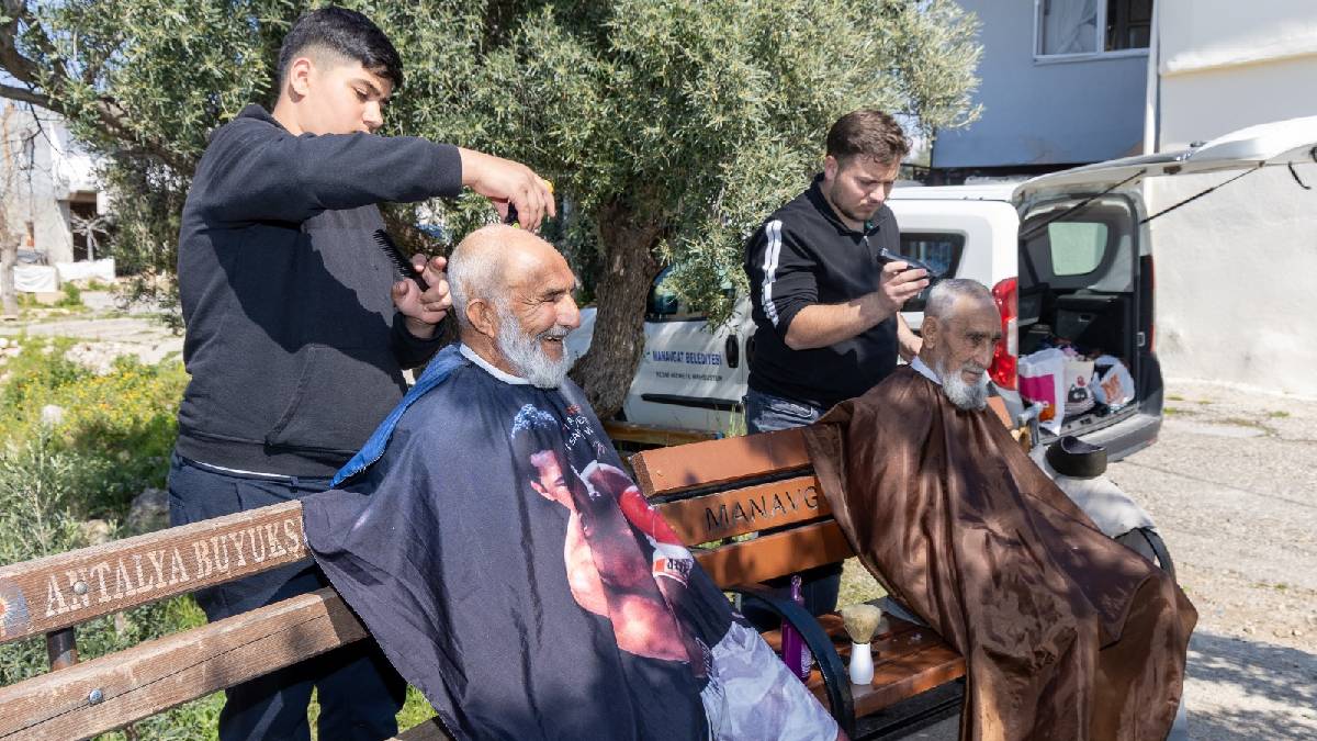 Manavgat Belediyesinden kırsal mahallelerde bayram öncesi ücretsiz kuaför hizmeti