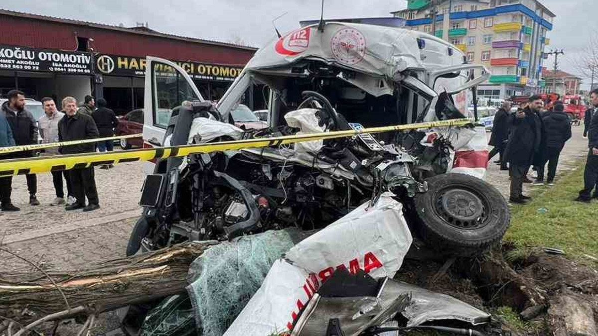 Fındık yüklü kamyon ambulansla çarpıştı: Sürücü hayatını kaybetti