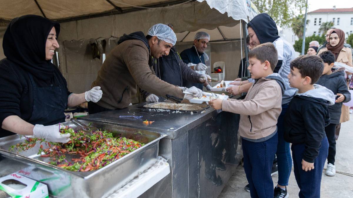 Başkan Vekili Çiçek, iftar sofralarında vatandaşlarla bir araya gelmeyi sürdürüyor