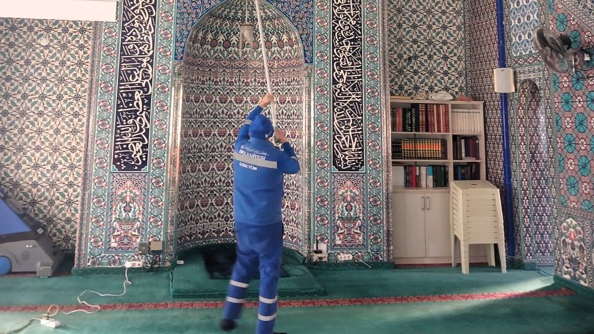 İzmir’in camilerinde bayram temizliği