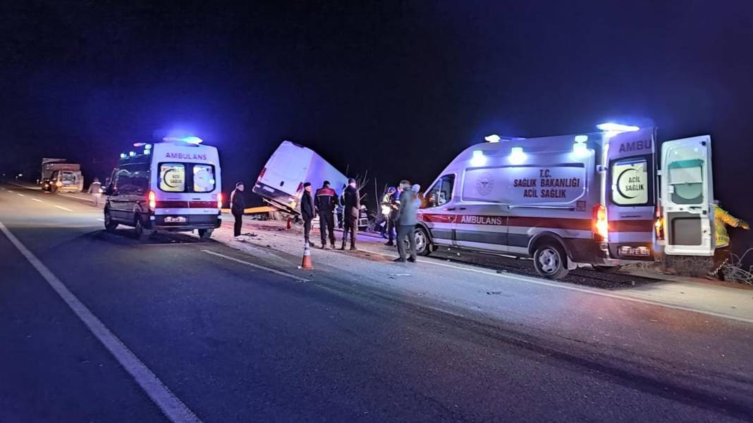 Edirne'de feci kaza: Tıra arkadan çarpan kamyonette 2 ölü, 1 yaralı