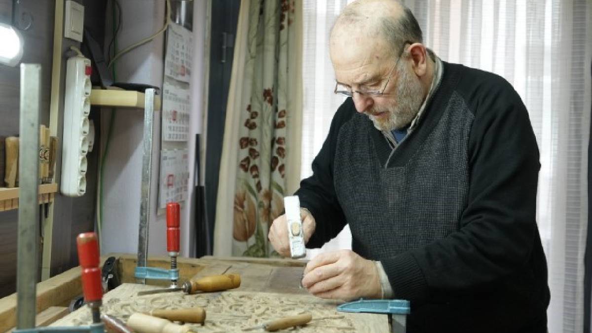 Asırlık sanata evinin kilerinde hayat veriyor: Bir tanesine 3 gün emek harcıyor
