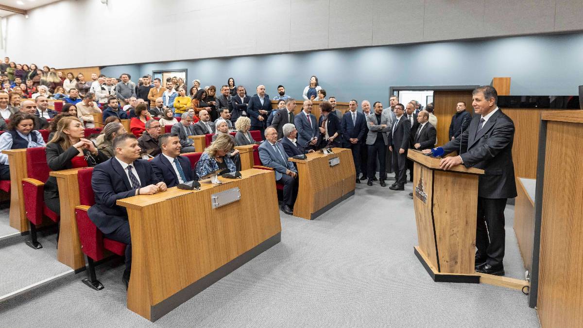 Başkan Tugay Büyükşehir Belediyesi personeliyle bayramlaştı