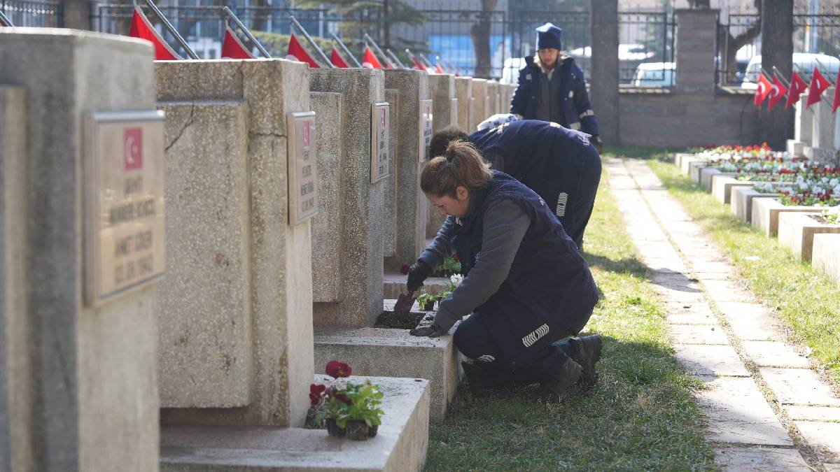 Büyükşehirden şehitliklere anlamlı dokunuş