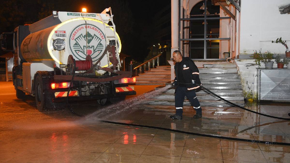 Giresun Belediyesi bayram öncesi cami avlularını yıkıyor