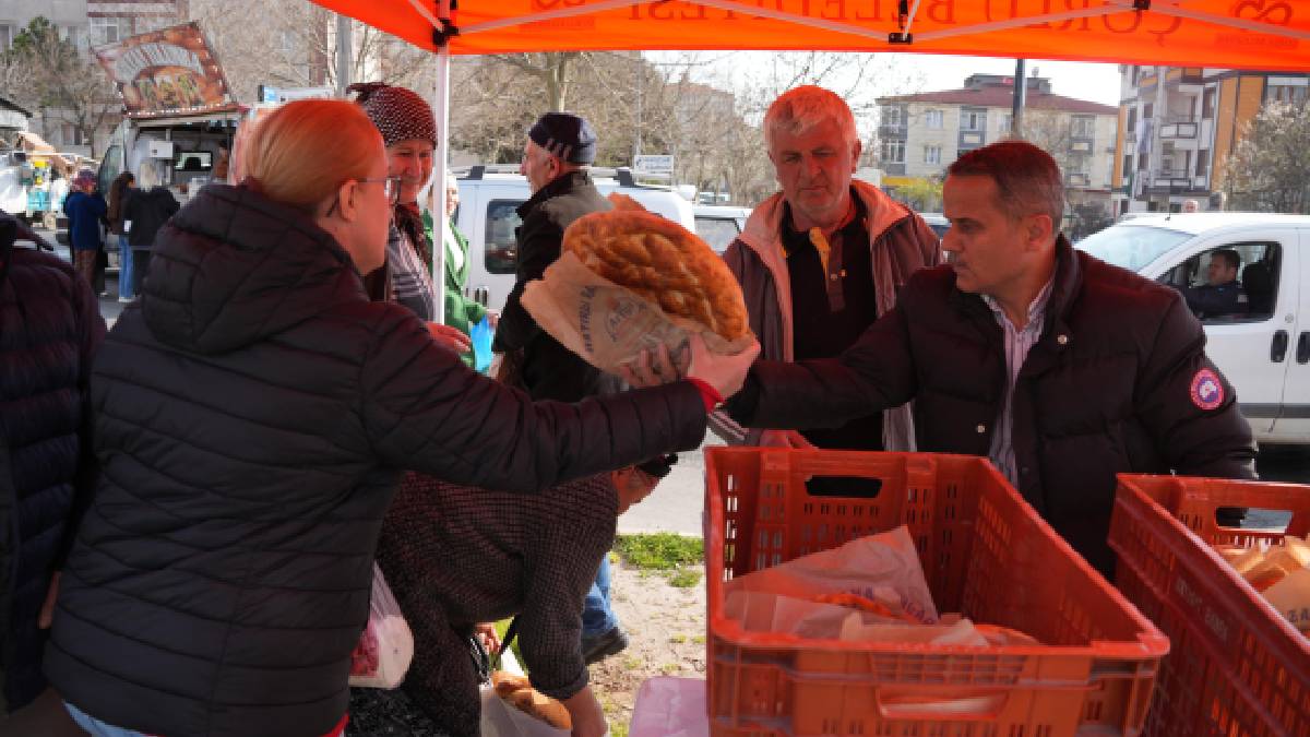 Çorlu Belediyesinden ramazan bereketi: Kurulan stantlarda vatandaşlara sıcak pide ikramı yapıldı