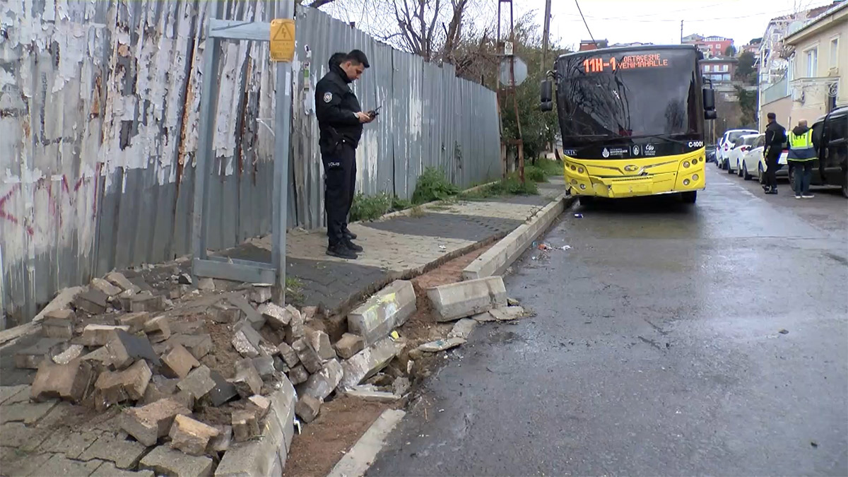 Beykoz'da İETT otobüsü aydınlatma direğine çarptı: Yaralılar var