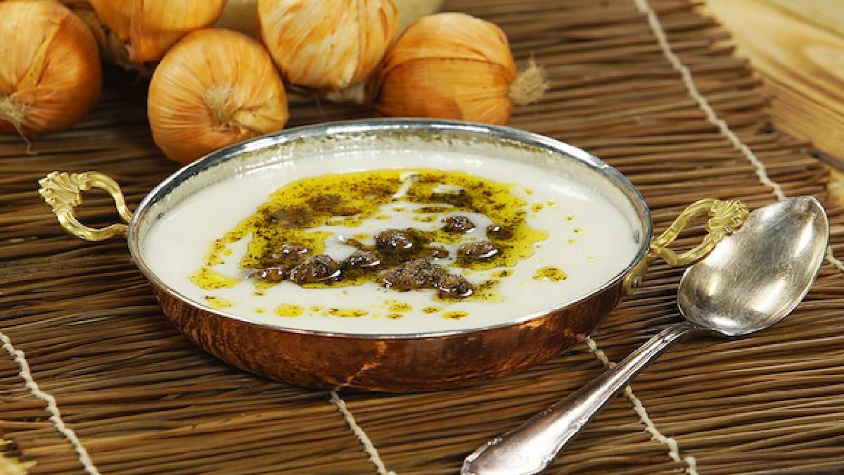 Yanına ana yemek bile istemiyor: Doyurucu lebeniye çorbası tarifi