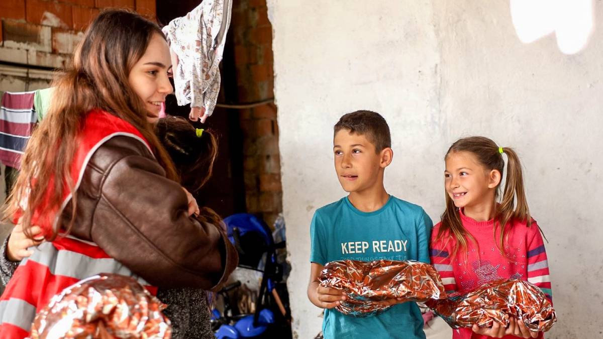 Başkan Anıl Yetişkin çocuklara bayramlık hediye etti