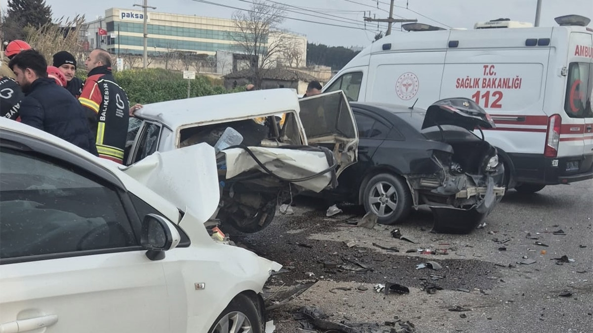 Balıkesir'de 4 araç birbirine girdi: 1 kişi hayatını kaybetti