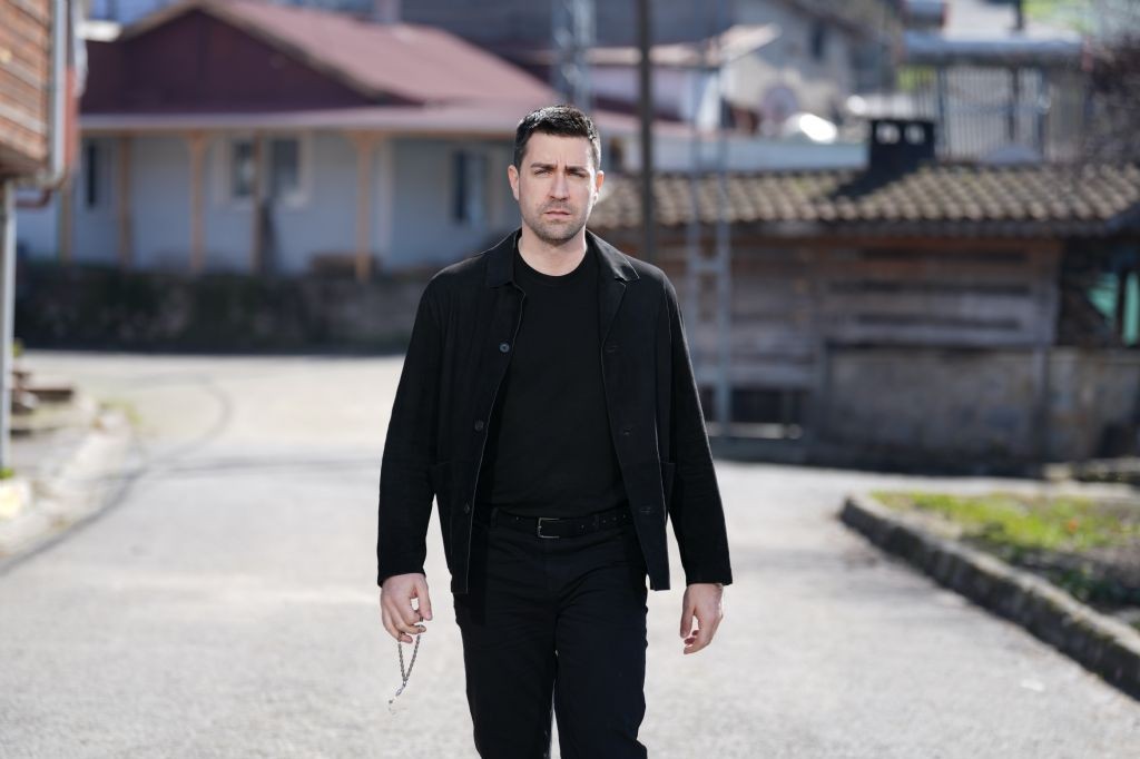 Başroller arasındaki 16 yaş farkı sosyal medyayı ikiye böldü! Star TV'nin yeni dizisi Çirkin'in konusu ne?