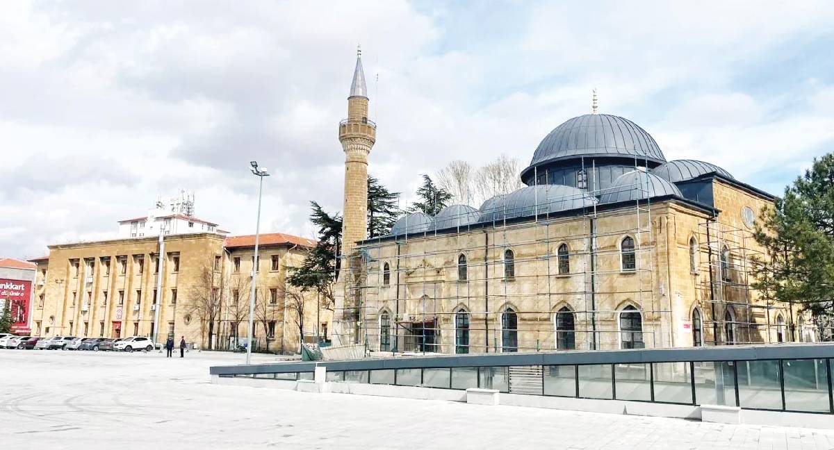 Valiyi canından bezdiren Cami 'Bayram Müjdesi'yle açıldı: Restorasyon mu apar topar makyaj mı?
