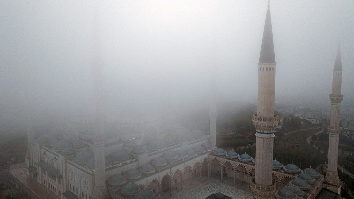 İstanbul bayramın ikinci gününe sisle uyandı