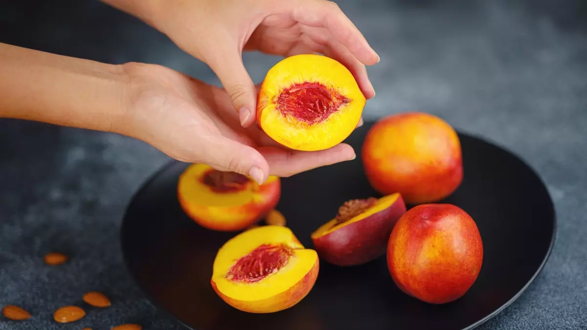 Erkenci nektarin hasadı başladı: Kilosu 500 TL'den satılıyor