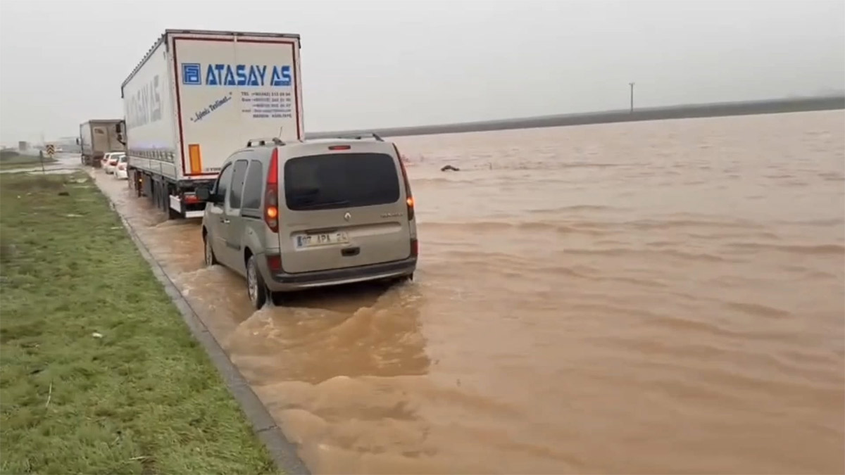 Mardin'i sağanak vurdu: Cadde ve sokaklar göle döndü