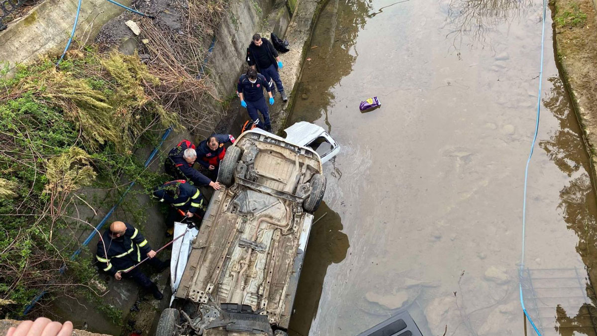 Giresun'da hafif ticari araç dereye uçtu: 3 ölü, 2 yaralı