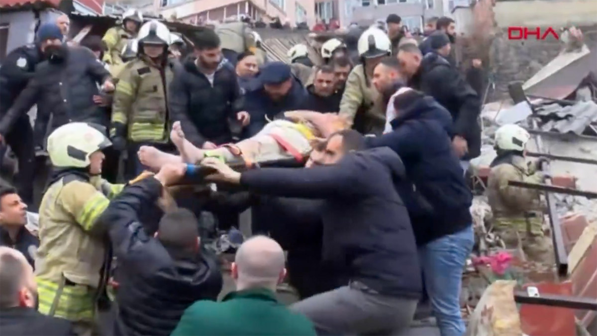 Son dakika! Fatih'te iki bina çöktü: Ekipler sevk edildi