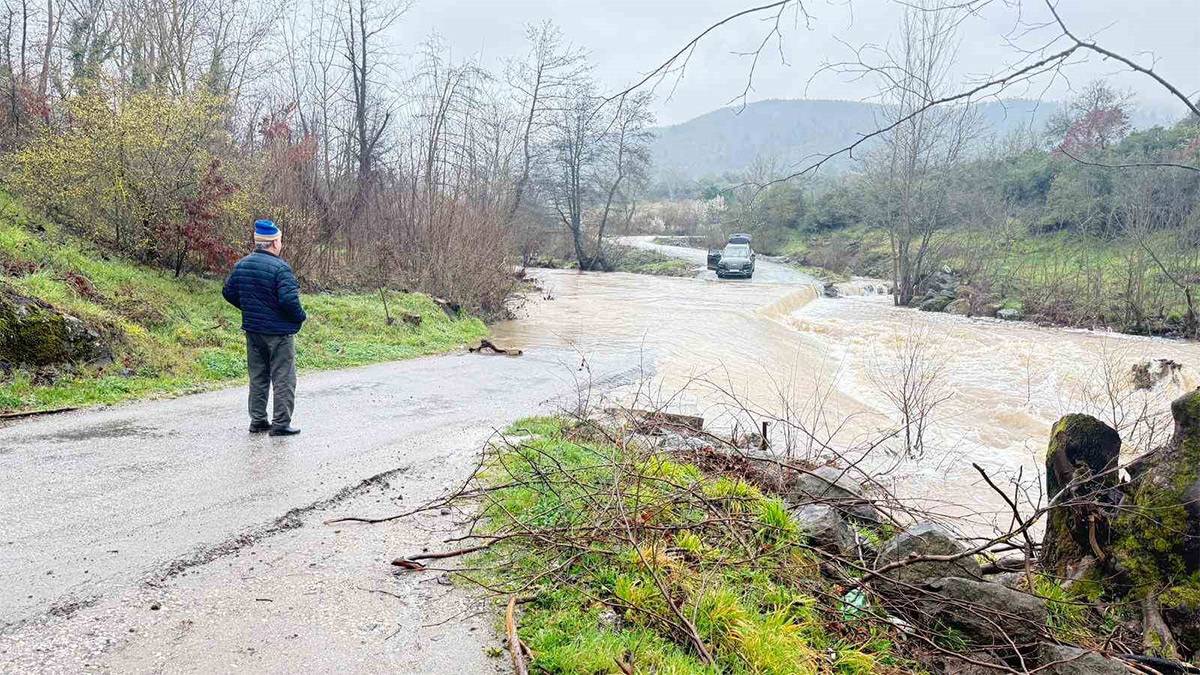 Çanakkale'de sağanak: Köy yolları ulaşıma kapandı