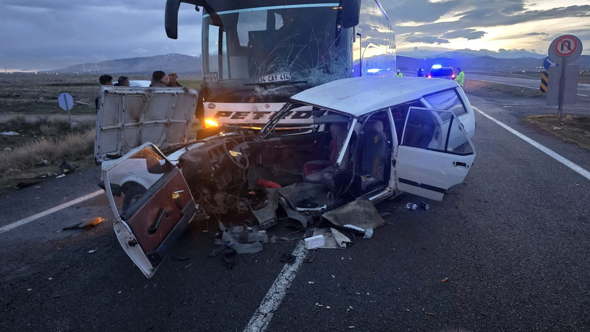 Niğde'de otobüs ile otomobil çarpıştı: 1 ölü, 2 ağır yaralı