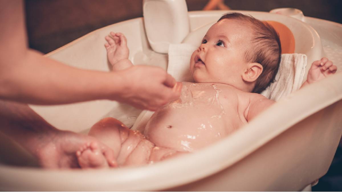 Bebek banyosunda altın kurallar! Su sıcaklığı kaç derece olmalı?