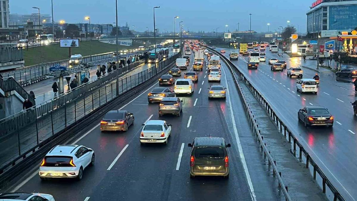 Bayram sonrası trafik yoğunluğu! İstanbul’da trafik kilitlendi