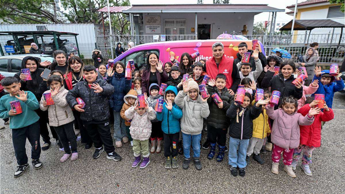 Mersin Büyükşehirden, çocuklara bayram sürprizi: 13 ilçede 60 bin çocuğa bayram hediyesi