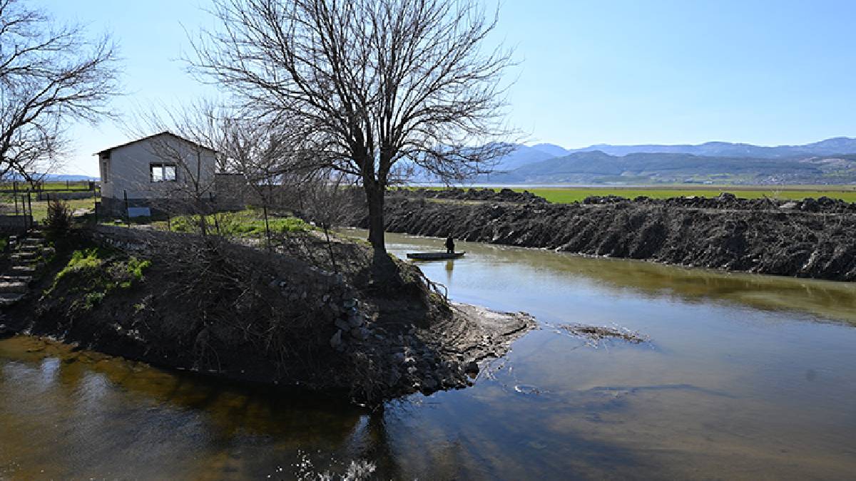 Türkiye’nin “Yerli Robinson’u”: İki kanal arasındaki adacıkta sürdüğü yaşamla dikkat çekiyor