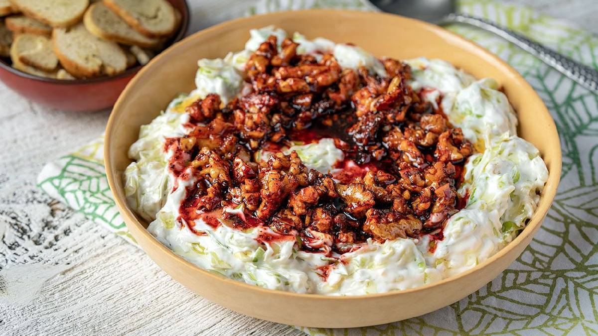 Nar ekşili ve cevizli pırasa mezesi: Pırasayı sevmeyene bile parmak ısırtan tarif