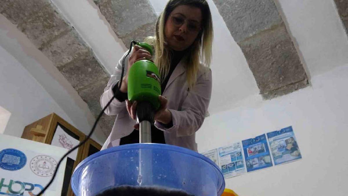 Yumurta kolileri artık çöpe gitmiyor! Tamamen el yapımı kağıt üretiyorlar