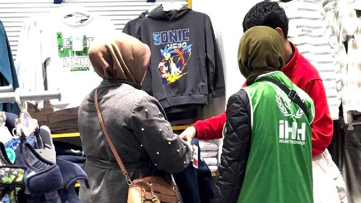 İHH Türkiye'de 4 bin çocuğa bot ve mont dağıttı